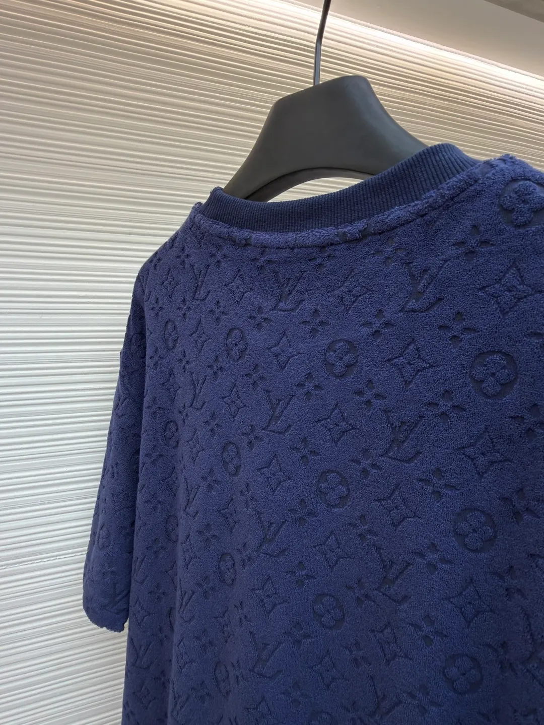 LOUIS VUITTON embossed terry short sleeves ●Original version: Purchased and developed at 9350 ●Item number: 1682411-A00 ●Fabric: terry luxury terry fabric ●Technology: embossed jacquard production ●Color: navy ●Version: fitted version ●Weight: about 340 grams ●Size: S-M-L-XL ●Description: Customized soft cotton blended terry luxury terry fabric with clear texture Plump and lazy, comfortable and close to the skin, with navy blue as the main tone, as calm and profound as the deep sea, the full-width Monogram embossing makes a stunning appearance. It is a gorgeous bloom of Louis Vuitton's classic elements. It is fully recognizable and interprets unparalleled fashion style. The suit is worn for worry-free wear. Three-dimensional relief jacquard technique uses a high-density electronic jacquard machine to achieve the Monogram three-dimensional effect through the "positive and negative layer weaving method". Apply heat pressure to the fabric locally using a customized mold to hot-melt the fibers in specific areas. The permanent embossed contour infrared positioning cutting machine achieves precise positioning of materials through infrared emitters and infrared receivers. The accuracy can reach the micron level, thereby meeting the effect of Monogram alignment and high-precision cutting. The fabrics have been washed and have a better hand feel and texture. They are not easy to deform, shrink or fade, and maintain long-term beauty. The overall wiring is straight and delicate, the fabric is comfortable and soft, and the color is consistent without color difference. It can be matched with the same style to create a fashionable look and control various occasions. Customized accessories, complete with three standards, same style for men and women!